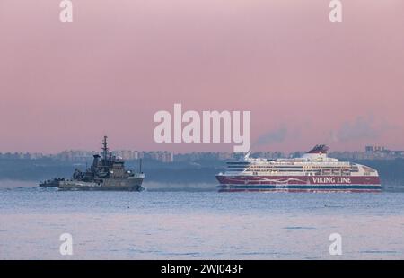 Una vista panoramica delle navi che navigano sul mare al tramonto a Tallinn, Estonia Foto Stock