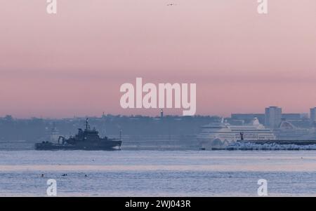 Una vista panoramica delle navi che navigano sul mare al tramonto a Tallinn, Estonia Foto Stock