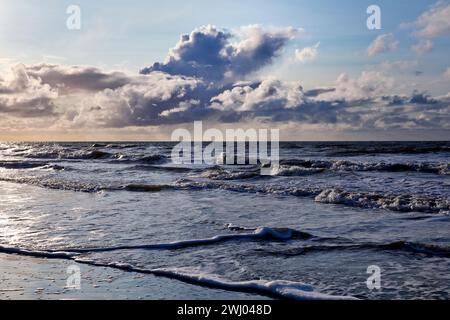 Frange le inondazioni nel paesaggio pianeggiante fangoso con nuvole spettacolari, Mare del Nord, Norderney, Germania, Europa Foto Stock