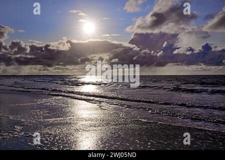 Frange le inondazioni nel paesaggio pianeggiante fangoso con nuvole spettacolari, Mare del Nord, Norderney, Germania, Europa Foto Stock