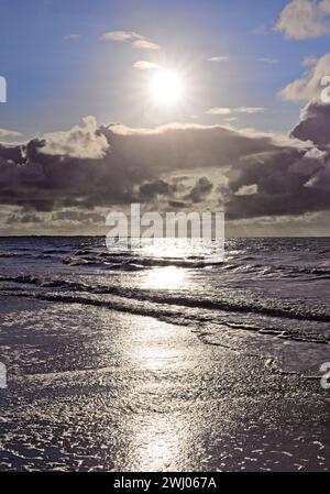 Frange le inondazioni nel paesaggio pianeggiante fangoso con nuvole spettacolari, Mare del Nord, Norderney, Germania, Europa Foto Stock