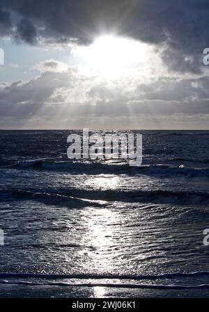 Frange le inondazioni nel paesaggio pianeggiante fangoso con nuvole spettacolari, Mare del Nord, Norderney, Germania, Europa Foto Stock