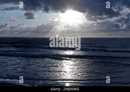 Frange le inondazioni nel paesaggio pianeggiante fangoso con nuvole spettacolari, Mare del Nord, Norderney, Germania, Europa Foto Stock