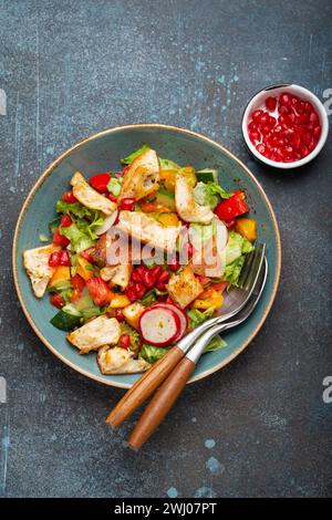 Tradizionale piatto Levante, insalata Fattoush, cucina araba, con crostini di pane pita, verdure ed erbe aromatiche. Sana Pasqua di mezzo Foto Stock
