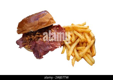 hamburger con pancetta e patatine fritte, isolato su sfondo bianco Foto Stock