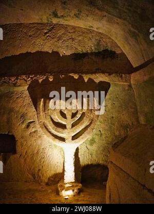 Menorah nelle grotte sepolcrali di Beit Schearim, Israele Foto Stock