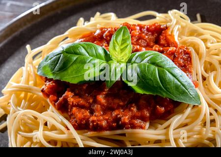 Composizione con piatto di spaghetti bolognese. Foto Stock