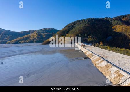 Vista aerea della contaminazione di metalli pesanti da una miniera di rame. Acque residue minerarie che scaricano in bacini di decantazione. Geamana, Romania Foto Stock