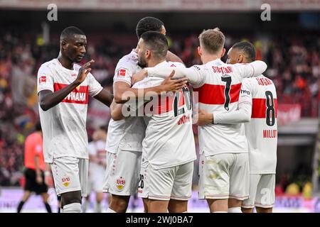 11 febbraio 2024, Baden-Württemberg, Stoccarda: Calcio: Bundesliga, VfB Stuttgart - FSV Mainz 05, Matchday 21, MHPArena.Serhou Guirassy di Stoccarda, Josha Vagnoman di Stoccarda, Deniz Undav di Stoccarda, Maximilian Mittelstädt di Stoccarda e Enzo Millot di Stoccarda festeggiano dopo aver segnato il gol di 3:0 (l-r). Foto: Harry Langer/dpa - NOTA IMPORTANTE: In conformità con le normative della DFL German Football League e della DFB German Football Association, è vietato utilizzare o far utilizzare fotografie scattate nello stadio e/o della partita sotto forma di immagini sequenziali e/o V Foto Stock