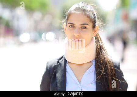 Una donna d'affari convalescente e arrabbiata ti guarda per strada Foto Stock