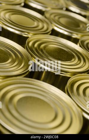 Grande gruppo di lattine di stagno rotonde vuote senza etichetta, background astratto dell'industria alimentare Foto Stock