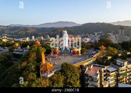 Il grande tempio del Buddha e il parco di Chung Cheng si trovano sulla cima della collina a keelung, taiwan Foto Stock