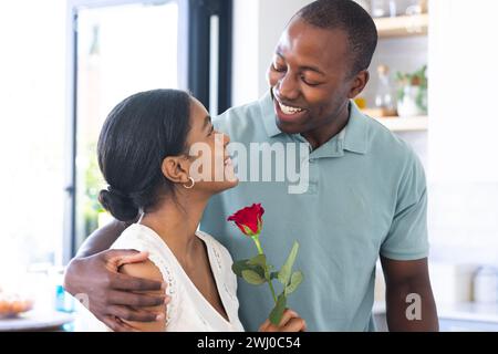 Una coppia birazziale si gode un momento romantico a casa Foto Stock