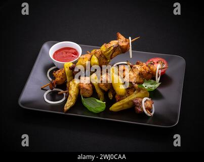 Spiedini con carne, peperoni al nero Foto Stock