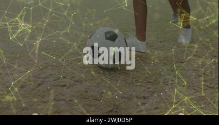 Immagine di reti su gambe di diverse studentesse che giocano a calcio in campo sportivo Foto Stock