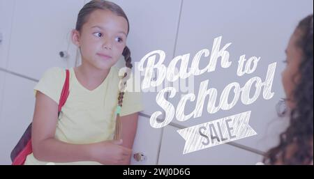 Immagine del testo di vendita Back to School su scolaresche felici e diverse che parlano da armadietti Foto Stock