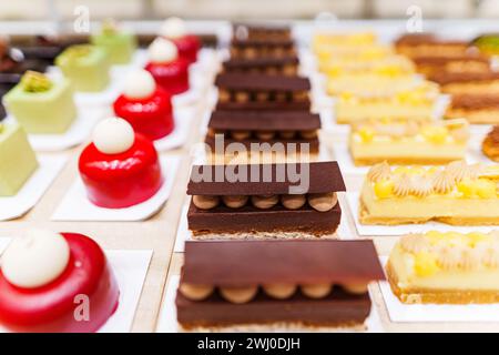 Vari dolci colorati dolci dolci dolci dolci pasticceria nel panificio. Foto di alta qualità Foto Stock