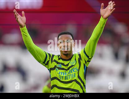 Londra, Regno Unito. 11 febbraio 2024 - West Ham United contro Arsenal - Premier League - London Stadium. Gabriel Magalhães festeggia alla fine della partita con i tifosi dell'Arsenal in viaggio. Crediti immagine: Mark Pain / Alamy Live News Foto Stock