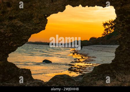 Vista panoramica della spiaggia di Watamu vista da una buca da una roccia corallina sulla spiaggia di Watamu, Malindi, Kenya Foto Stock