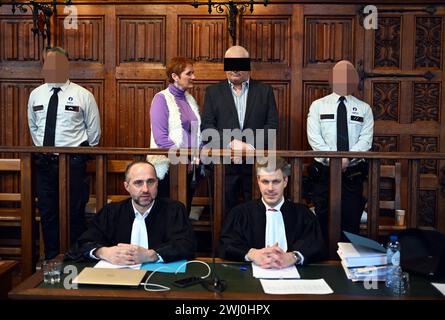 Liegi, Belgio. 12 febbraio 2024. Gli accusati Jacques Roemers (alto C), l'avvocato Bert Partoens e l'avvocato Alexandre De Fabribeckers nella foto durante l'inizio del processo contro Roemers, davanti alla Corte d'assise di Liegi, lunedì 12 febbraio 2024, a Liegi. Roemers è accusato di aver ucciso sua moglie Ghislaine Thissen. Thissen di 63 anni è stata trovata morta in un serbatoio di latte che stava pulendo. I fatti avvennero il 17 novembre 2020 nella fattoria di famiglia a Gemmenich, Plombieres. BELGA PHOTO ERIC LALMAND credito: Belga News Agency/Alamy Live News Foto Stock