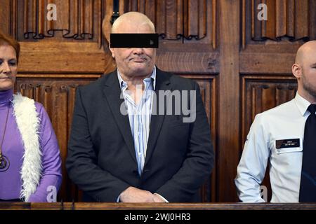 Liegi, Belgio. 12 febbraio 2024. Gli accusati Jacques Roemers nella foto durante l'inizio del processo contro Roemers, davanti alla Corte d'assise di Liegi, lunedì 12 febbraio 2024, a Liegi. Roemers è accusato di aver ucciso sua moglie Ghislaine Thissen. Thissen di 63 anni è stata trovata morta in un serbatoio di latte che stava pulendo. I fatti avvennero il 17 novembre 2020 nella fattoria di famiglia a Gemmenich, Plombieres. BELGA PHOTO ERIC LALMAND credito: Belga News Agency/Alamy Live News Foto Stock