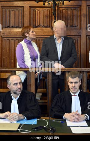 Liegi, Belgio. 12 febbraio 2024. Gli accusati Jacques Roemers (alto R), l'avvocato Bert Partoens e l'avvocato Alexandre De Fabribeckers nella foto durante l'inizio del processo contro Roemers, davanti alla Corte d'assise di Liegi, lunedì 12 febbraio 2024, a Liegi. Roemers è accusato di aver ucciso sua moglie Ghislaine Thissen. Thissen di 63 anni è stata trovata morta in un serbatoio di latte che stava pulendo. I fatti avvennero il 17 novembre 2020 nella fattoria di famiglia a Gemmenich, Plombieres. BELGA PHOTO ERIC LALMAND credito: Belga News Agency/Alamy Live News Foto Stock