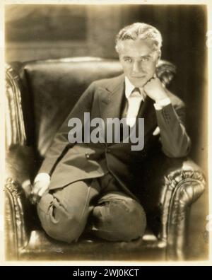 Ritratto di Charlie Chaplin su una sedia, 1920-1930 Foto Stock