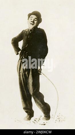 The Tramp - classico ritratto di Charlie Chaplin con cappello e kane, 1918 Foto Stock