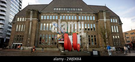 Architettura e ingresso alla biblioteca pubblica municipale della città in un ex edificio di uffici postali riprogettato Foto Stock