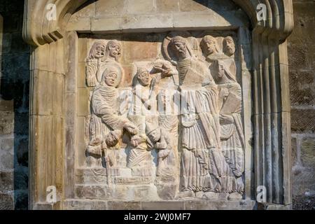 I rilievi di Chichester. Uno dei due pannelli scolpiti del 1125 circa che mostrano Gesù che risuscita Lazzaro dai morti. Vedere 2WK31EH per un altro sfiato. Foto Stock