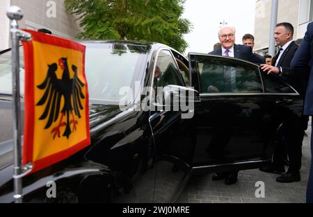 12 febbraio 2024, Cipro, Nikosia: Il presidente federale Frank-Walter Steinmeier sale su una limousine blindata con lo standard del presidente federale dopo una passeggiata dal municipio alla "linea verde". La "linea verde” è la zona cuscinetto demilitarizzata monitorata dalle Nazioni Unite (ONU) tra Cipro del Nord occupata dalla Turchia e la Repubblica di Cipro. 20 anni dopo l'adesione del paese all'Unione europea (UE) e 50 anni dopo la divisione dell'isola, il presidente Steinmeier è il primo presidente federale tedesco a visitare il paese nel Mediterraneo orientale. Foto: Bernd von Jutrcze Foto Stock