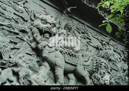 Un antico rilievo buddista su una parete di un tempio cinese Foto Stock