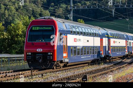 Eine Zürcher S-Bahn FFS re 450 der Linie 9 ist unterwegs nach Schhaffhausen. Hier gerade bei der Einfahrt in den Bahnhof Hüntwangen-Wil im Kanton Züri Foto Stock