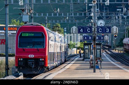 Eine Zürcher S-Bahn (FFS re 450) der Linie S9 fährt in den Bahnhof Hüntwangen-Wil im Kanton Zürich ein. (Hüntenwangen, Schweiz, 22.07.2023) Foto Stock