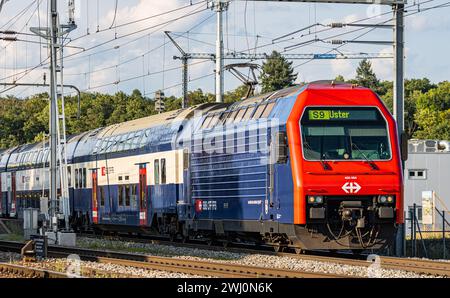 Eine Zürcher S-Bahn (FFS Re450) der Linie S9 fährt aus dem Bahnhof Hüntwangen-Wil hinaus. DAS Ziel des Regionalzuges ist der Bahnhof Uster. (Hüntenwan Foto Stock