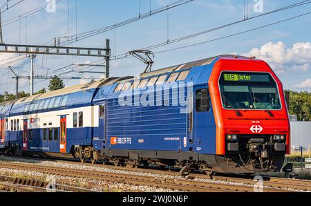 Eine Zürcher S-Bahn (FFS Re450) der Linie S9 fährt aus dem Bahnhof Hüntwangen-Wil hinaus. DAS Ziel des Regionalzuges ist der Bahnhof Uster. (Hüntenwan Foto Stock