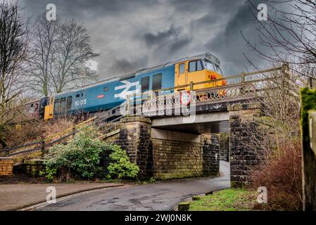 Diesel classe 50 denominato Valiant che attraversa il ponte basso di Stubbins durante il giorno invernale del diesel sulla East Lancashire Railway. Foto Stock