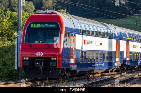 Eine Zürcher S-Bahn FFS re 450 der Linie 9 ist unterwegs nach Schhaffhausen. Hier gerade bei der Einfahrt in den Bahnhof Hüntwangen-Wil im Kanton Züri Foto Stock