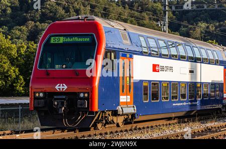 Eine Zürcher S-Bahn FFS re 450 der Linie 9 ist unterwegs nach Schhaffhausen. Hier gerade bei der Einfahrt in den Bahnhof Hüntwangen-Wil im Kanton Züri Foto Stock