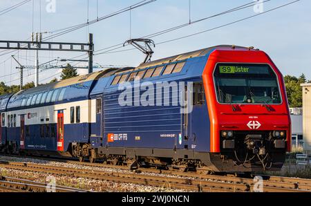 Eine Zürcher S-Bahn (FFS Re450) der Linie S9 fährt aus dem Bahnhof Hüntwangen-Wil hinaus. DAS Ziel des Regionalzuges ist der Bahnhof Uster. (Hüntenwan Foto Stock