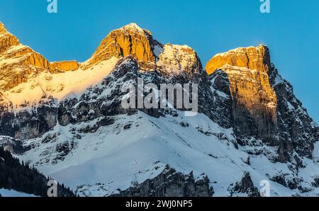 Die Berggipfel rund um Engelberg im Kanton Obwalden sind schneebedeckt. MIT dem Sonnenschein ergibt sich ein herrlichen Wintertag in den Alpen. (Engel Foto Stock