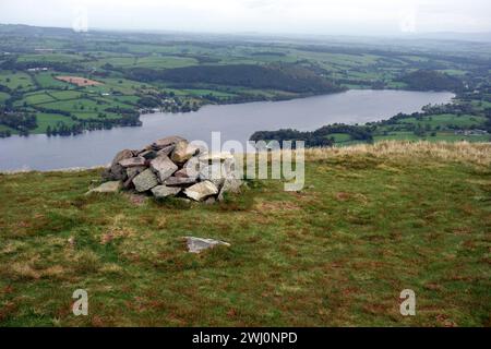 Lago Ullswater dal pile of Stones (Cairn) sul Wainwright 'Bonscale Pike' nel Lake District National Park, Cumbria, Inghilterra, Regno Unito. Foto Stock