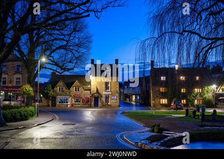 La distilleria Cotswolds di Dawn. Bourton on the Water, Cotswolds, Gloucestershire, Inghilterra Foto Stock