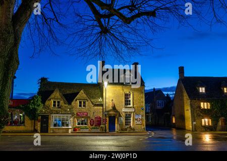 La distilleria Cotswolds di Dawn. Bourton on the Water, Cotswolds, Gloucestershire, Inghilterra Foto Stock