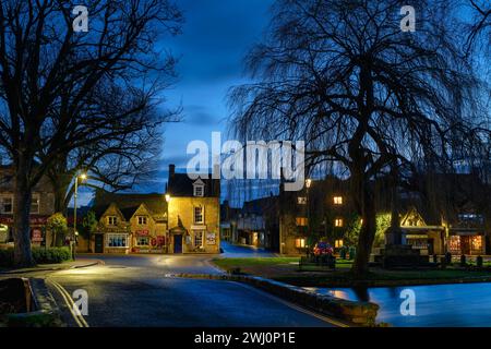 La distilleria Cotswolds di Dawn. Bourton on the Water, Cotswolds, Gloucestershire, Inghilterra Foto Stock