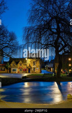 La distilleria Cotswolds di Dawn. Bourton on the Water, Cotswolds, Gloucestershire, Inghilterra Foto Stock