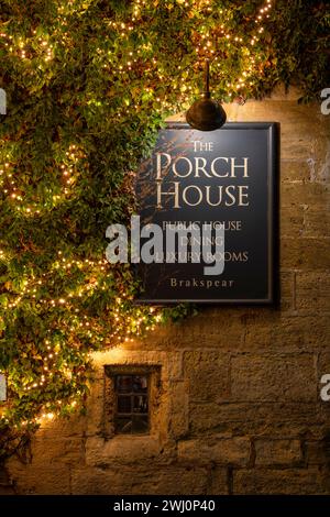 Luci gialle all'esterno del Porch House Inn di notte. Riponi sul Wold, Gloucestershire, Cotswolds, Inghilterra Foto Stock
