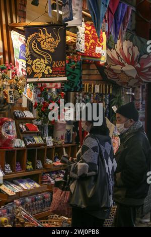 Yokohama, Giappone. 11 febbraio 2024. La gente fa shopping nella Chinatown di Yokohama, Giappone, 11 febbraio 2024. I turisti sono venuti a Chinatown per godersi l'atmosfera festosa del Festival di primavera. Crediti: Yue Chenxing/Xinhua/Alamy Live News Foto Stock