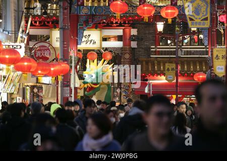 Yokohama, Giappone. 11 febbraio 2024. I turisti visitano la Chinatown di Yokohama, Giappone, 11 febbraio 2024. I turisti sono venuti a Chinatown per godersi l'atmosfera festosa del Festival di primavera. Crediti: Yue Chenxing/Xinhua/Alamy Live News Foto Stock