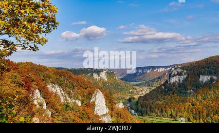 AM Wanderweg Donauwellen (Eichfelsen-Panorama) in Donautal und auf Schloss Werenwag Foto Stock